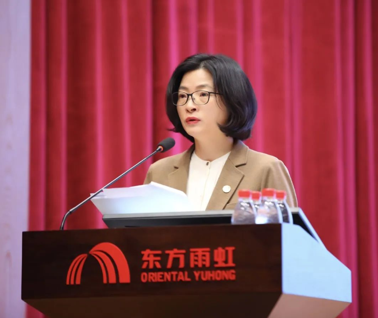 東方雨虹控股人力資源總監(jiān)兼戰(zhàn)略管理總監(jiān)齊芬女士作“精英治雨虹 全面提人效”主題報(bào)告。她表示,2023年,東方雨虹將繼續(xù)秉持“以人為本、以專業(yè)為本、以團(tuán)隊(duì)為本 、以執(zhí)行力為本”的人力資源戰(zhàn)略指導(dǎo)方針,持續(xù)升級(jí)創(chuàng)新,多措并舉強(qiáng)化人才隊(duì)伍建設(shè),打造堅(jiān)強(qiáng)有力的組織體系,以決勝姿態(tài)、務(wù)實(shí)作風(fēng),全力以赴向各項(xiàng)既定目標(biāo)全速前進(jìn)。 東方雨虹控股人力資源總監(jiān)兼戰(zhàn)略管理總監(jiān)齊芬女士作“精英治雨虹 全面提人效”主題報(bào)告。她表示,2023年,東方雨虹將繼續(xù)秉持“以人為本、以專業(yè)為本、以團(tuán)隊(duì)為本 、以執(zhí)行力為本”的人力資源戰(zhàn)略指導(dǎo)方針,持續(xù)升級(jí)創(chuàng)新,多措并舉強(qiáng)化人才隊(duì)伍建設(shè),打造堅(jiān)強(qiáng)有力的組織體系,以決勝姿態(tài)、務(wù)實(shí)作風(fēng),全力以赴向各項(xiàng)既定目標(biāo)全速前進(jìn)。