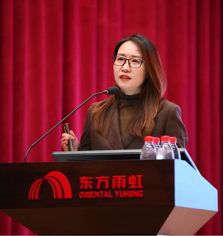 東方雨虹控股副總裁兼東方雨虹控股市場總監(jiān)兼工建集團(tuán)市場總監(jiān)徐萌女士作“真國標(biāo)、真授信、真服務(wù)——合伙人發(fā)財(cái)發(fā)展”主題報(bào)告。她表示,能力建設(shè)鍛鐵軍。2023年,東方雨虹將在“全面發(fā)展,升級(jí)發(fā)展,有序發(fā)展,高速發(fā)展”的理念引領(lǐng)下,以“平臺(tái)+創(chuàng)客”經(jīng)營管理模式為抓手,全面強(qiáng)化支撐保障、協(xié)同聯(lián)動(dòng)、服務(wù)供給等綜合能力。 東方雨虹控股副總裁兼東方雨虹控股市場總監(jiān)兼工建集團(tuán)市場總監(jiān)徐萌女士作“真國標(biāo)、真授信、真服務(wù)——合伙人發(fā)財(cái)發(fā)展”主題報(bào)告。她表示,能力建設(shè)鍛鐵軍。2023年,東方雨虹將在“全面發(fā)展,升級(jí)發(fā)展,有序發(fā)展,高速發(fā)展”的理念引領(lǐng)下,以“平臺(tái)+創(chuàng)客”經(jīng)營管理模式為抓手,全面強(qiáng)化支撐保障、協(xié)同聯(lián)動(dòng)、服務(wù)供給等綜合能力。