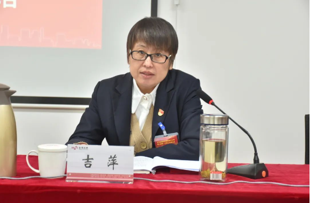公司黨委副書記、經理吉萍作了題為《改革發展促創新 轉型升級強管理 奮力開創金隅涂料高質量發展新局面》的行政工作報告。 公司黨委副書記、經理吉萍作了題為《改革發展促創新 轉型升級強管理 奮力開創金隅涂料高質量發展新局面》的行政工作報告。