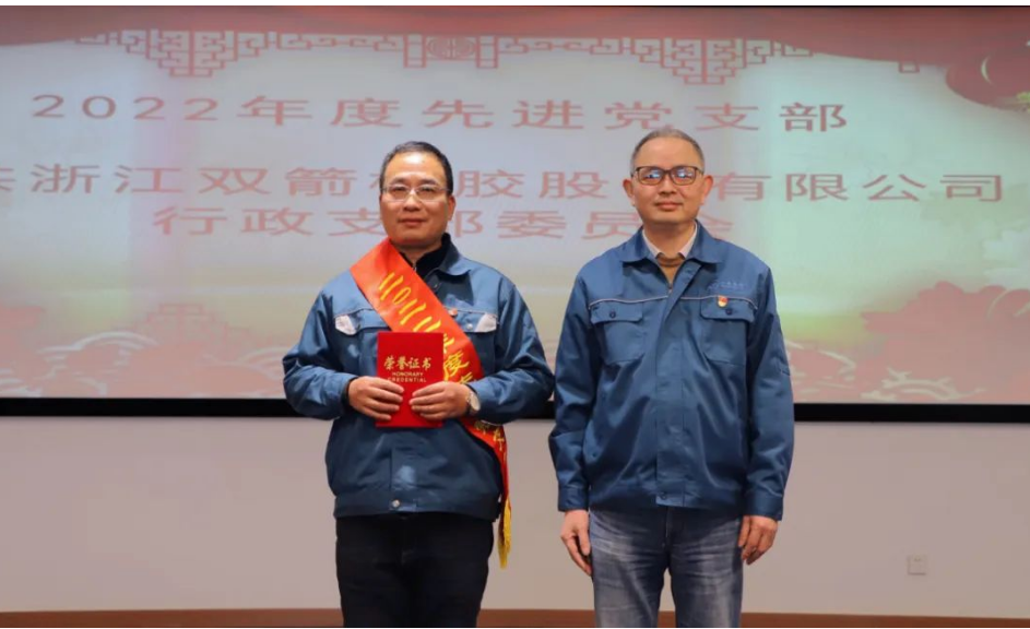黨建指導(dǎo)員趙春華為“先進(jìn)黨支部”頒獎(jiǎng)并合影 黨建指導(dǎo)員趙春華為“先進(jìn)黨支部”頒獎(jiǎng)并合影