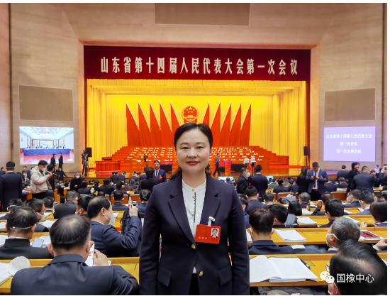 山東省人大代表、軟控股份有限公司副總裁 齊魯巾幗科技創(chuàng)新之星 膠州市“三八”紅旗手 楊慧麗 山東省人大代表、軟控股份有限公司副總裁 齊魯巾幗科技創(chuàng)新之星 膠州市“三八”紅旗手 楊慧麗