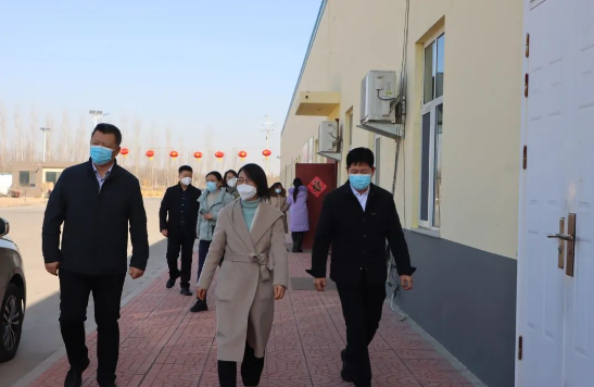 副縣長、縣公安局局長楊秀林到山東永盛橡膠集團、澳亞集團,指出企業要安全有序推動復工復產,盡最大努力減少疫情對經濟社會發展的影響。要主動與企業溝通對接,及時了解企業所需,幫助企業解決實際問題。 副縣長、縣公安局局長楊秀林到山東永盛橡膠集團、澳亞集團,指出企業要安全有序推動復工復產,盡最大努力減少疫情對經濟社會發展的影響。要主動與企業溝通對接,及時了解企業所需,幫助企業解決實際問題。