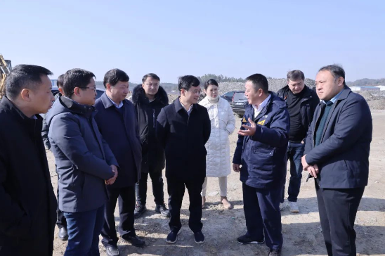林衛(wèi)春聽(tīng)取黑貓化工項(xiàng)目建設(shè)情況介紹