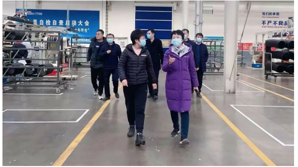 車轅車轍了解,1月31日上午,廣宗縣委副書記、縣長鄭曉燕萬達輪胎公司調研節后復工復產情況。 車轅車轍了解,1月31日上午,廣宗縣委副書記、縣長鄭曉燕萬達輪胎公司調研節后復工復產情況。