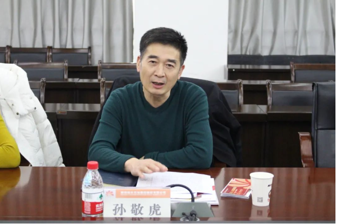 陜西省商務廳副廳長孫敬虎一行到延長橡膠公司調研座談，公司總經理張航偉、營銷總監王國強及相關部門負責人參加了會談。
