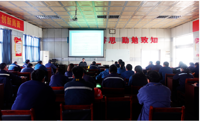 為不斷提升公司危險(xiǎn)廢物規(guī)范化管理水平，2月16日上午，龍星化工組織部分車(chē)間部室相關(guān)人員就危險(xiǎn)廢物管理知識(shí)進(jìn)行了集中培訓(xùn)。