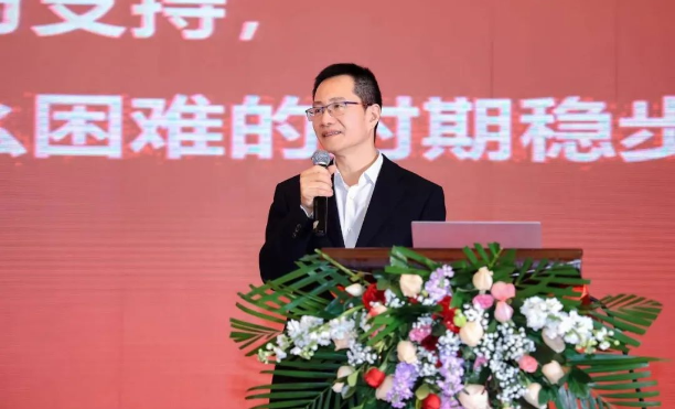 中策橡膠集團(tuán)高級副總經(jīng)理葛國榮指出，烏卡時代(易變不穩(wěn)定、復(fù)雜環(huán)境下)，中策卡客車輪胎將繼續(xù)圍繞零售商來精準(zhǔn)實施政策支持、渠道建設(shè)支持、供應(yīng)鏈體系完善、數(shù)字化賦能、集團(tuán)車隊合作生態(tài)支持等，幫助中策家人在內(nèi)卷時代突出重圍、持久賺錢。