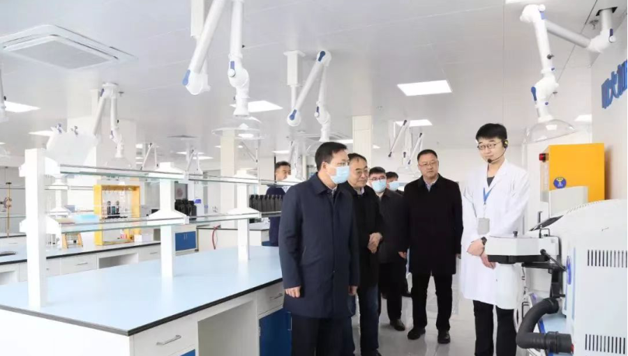近日，烏海市委書記唐毅率領相關部門負責人赴青島和景德鎮(zhèn)考察黑貓集團，探討在碳基新材料、鋰電池負極材料和超導電炭黑等領域的投資合作，推動項目盡早落地建設。