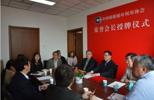 儀式現場，與會其他領導及專家們也同張立群院士及北化工團隊展開了交流與討論。這次頒證儀式是對張立群院士多年來在橡膠材料等方面的研究所做出的認可和肯定，也為中國輪胎循環利用協會的進步和行業發展注入了新的動力。