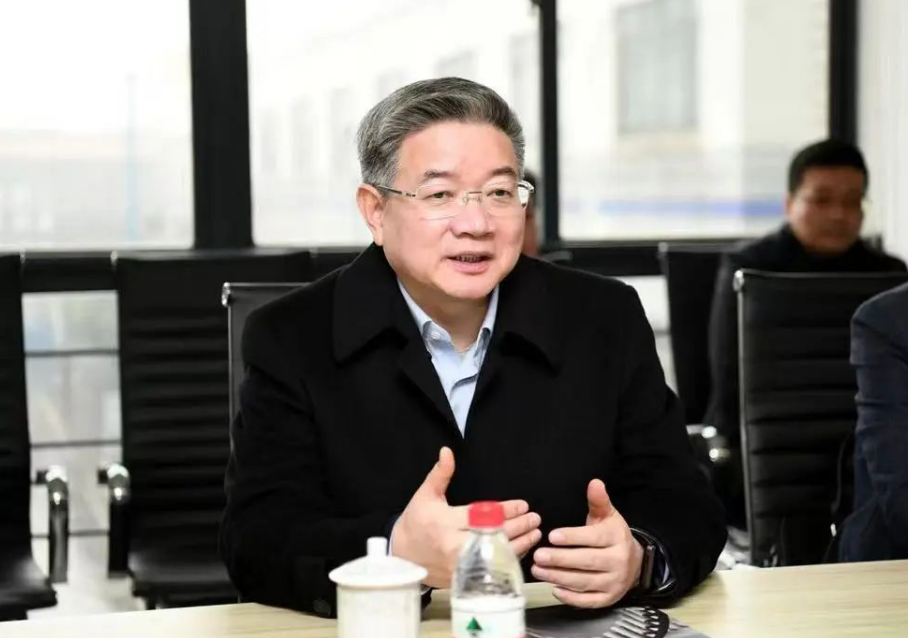 隨后，傅書記一行前往車間現場進行參觀，了解企業產品生產過程。一行人邊走邊看，途中傅書記鼓勵我們要立足自身優勢，堅守主責主業，加強技術創新和產品研發，加快轉型發展步伐。