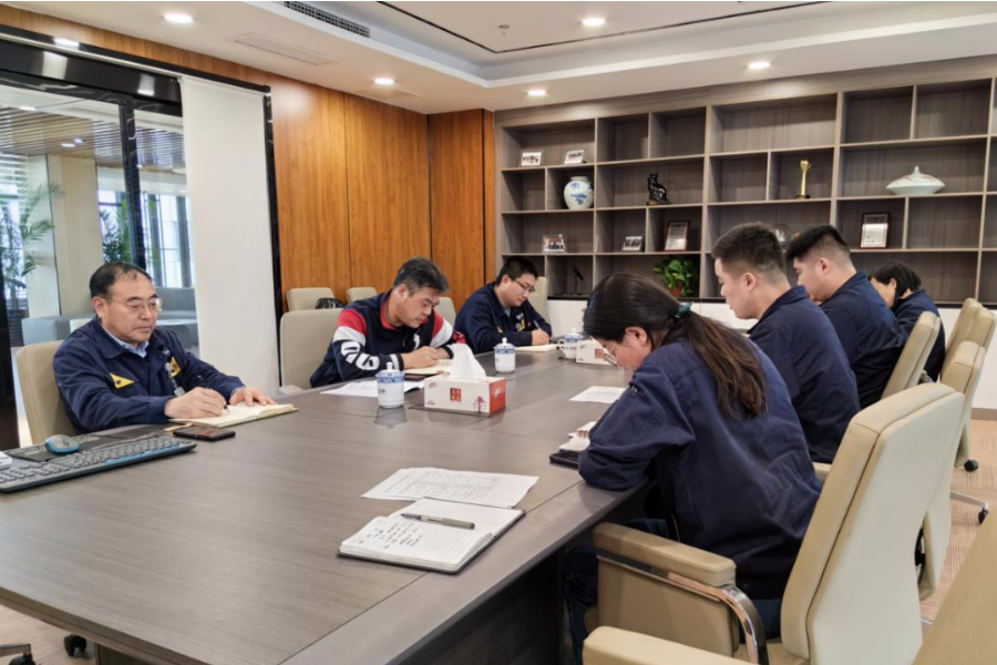 會上，王宏及各研發(fā)項目組長就青島黑貓近期的研發(fā)進度及新產品的推廣銷售情況展開匯報。魏明充分肯定了青島黑貓研發(fā)工作方面的努力，并對青島黑貓新產品表示支持，青島黑貓要充分發(fā)揮科技研發(fā)實力，為股份公司創(chuàng)造更大利潤價值，實現(xiàn)企業(yè)高質量發(fā)展新篇章。