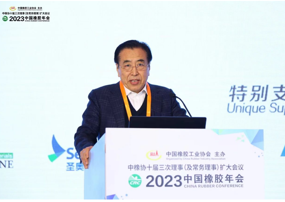 近日，中國橡膠工業協會十屆三次理事(及常務理事)擴大會議在山東青島隆重舉行。會上，中國橡膠工業協會高級副會長、主席團企業執行主席、國家橡膠與輪胎工程技術研究中心主任、賽輪集團股份有限公司黨委書記、名譽董事長袁仲雪作了《企業首先要做好確定的事》的發言報告。