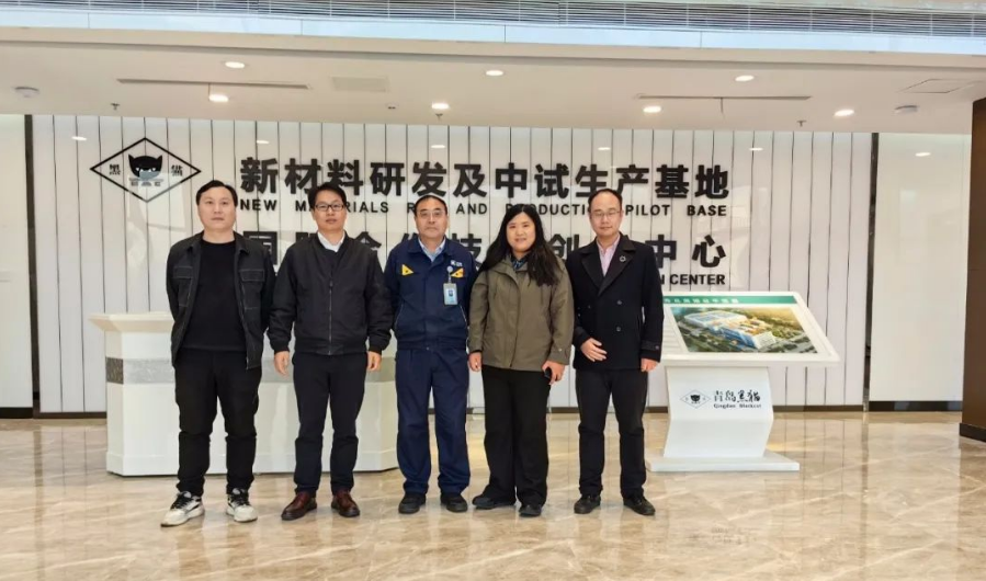 近日，玲瓏輪胎橡膠研究總院副院長郭建平、配方設(shè)計部主任李彥果及材料開發(fā)部的相關(guān)專家一行到青島黑貓開展技術(shù)交流。青島黑貓黨支部書記、總經(jīng)理王宏及相關(guān)研發(fā)團隊人員陪同。