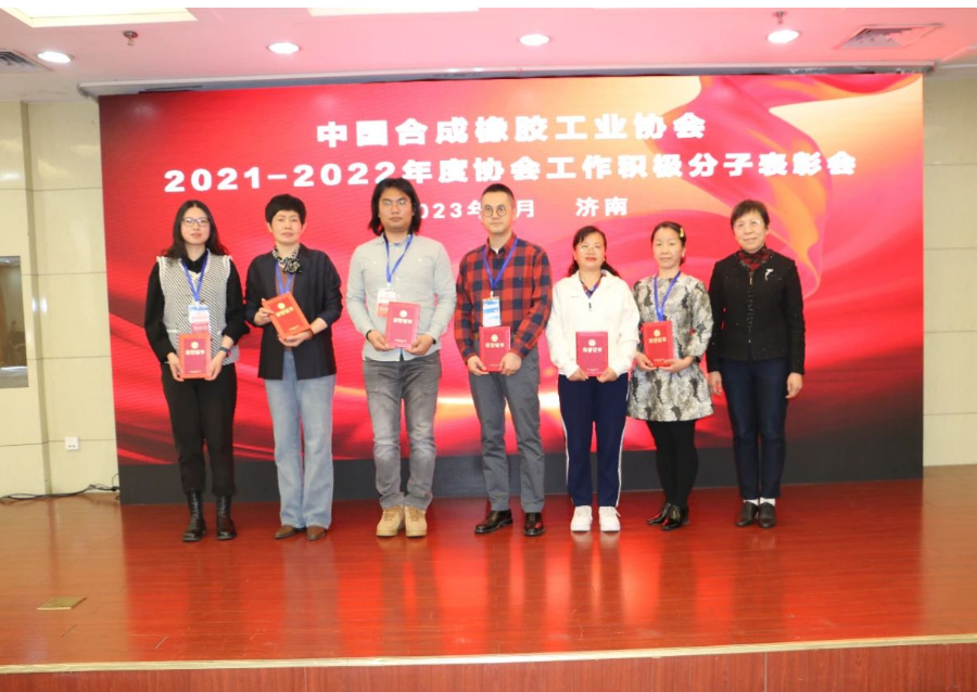 李迎秘書長在總結(jié)講話時(shí)對聯(lián)絡(luò)員工作給予高度肯定，感謝聯(lián)絡(luò)員充分發(fā)揮協(xié)會與企業(yè)間的橋梁紐帶作用，希望聯(lián)絡(luò)員再接再厲，為行業(yè)及企業(yè)的持續(xù)發(fā)展貢獻(xiàn)一份力量。這次會議的成功舉行將為合成橡膠行業(yè)的發(fā)展注入新的活力。