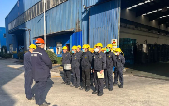 為進一步強化應急預案保障措施的落實，提高企業(yè)應對安全生產事故和突發(fā)性事件的能力，教育一線員工如何正確、準確、迅速處理突發(fā)事件。濟寧黑貓在儲運中心開展機械傷害事故應急演練。