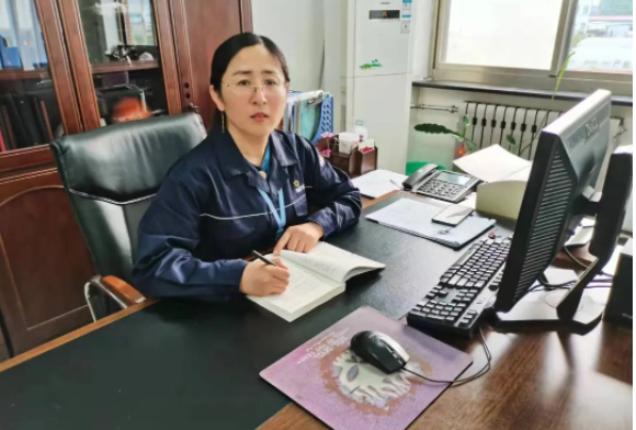 萬達集團·耐斯特炭黑有限公司劉明燕在第十二屆黃河口首席技師評選中榮獲榮譽稱號。經過多輪角逐，劉明燕在眾多參賽者中脫穎而出。