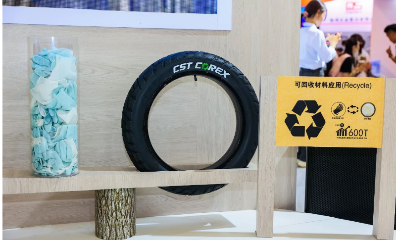 正新將ESG永續材料技術應用到了適配E-MOPED的輪胎產品CST COREX中，使得輪胎更輕量化、更環保。該產品采用輕量化60TPI膚邊胎體設計，使輪胎重量減輕15%，每條輪胎可減少0.72KG的CO2排放，同時輪胎的滾動阻力降低10%以上。采用稻谷殼白煙配方，每條輪胎可減少1.07KG CO2排放。