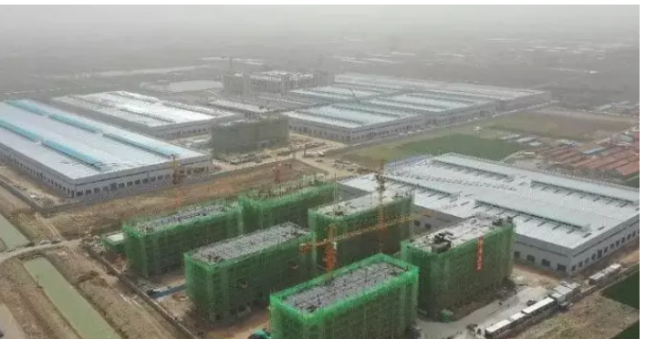 據了解，該項目由青島環(huán)球輸送帶有限公司投資建設，總投資30億元，占地780畝，主要從事各種規(guī)格、型號的抗撕裂高強力輸送帶生產。項目一期已于今年4月竣工投產，而項目二期則在快速建設之中。