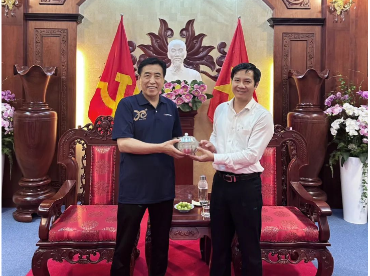 越南生產(chǎn)基地作為世界最大的單體橡膠輪胎工廠之一，生產(chǎn)的輪胎種類多樣，產(chǎn)品質(zhì)量備受好評。數(shù)千越南員工在生產(chǎn)基地成長為優(yōu)秀人才，在崗位上肩負起重要責(zé)任。據(jù)了解，未來，賽輪集團將依托國橡中心產(chǎn)業(yè)鏈優(yōu)勢，加速新設(shè)備、新工藝等在越南生產(chǎn)基地的應(yīng)用，打造全球先進輪胎生產(chǎn)基地新樣板。
