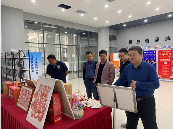 考察團一行還參觀了學校創新創業中心的直播電商基地，對該基地的設施和實踐環境給予了高度評價。他們認為該基地為學生提供了實踐和創新的平臺，有助于培養創業精神和實際操作能力。