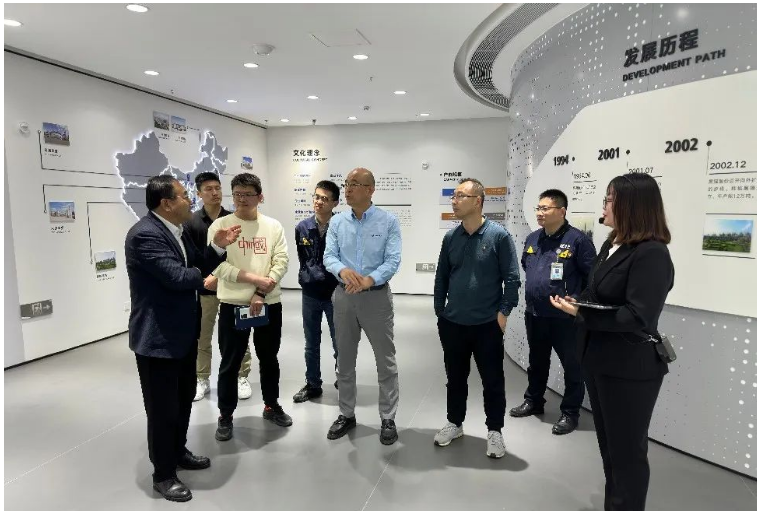 簽約儀式前，專家組先后參觀了青島黑貓研發中心、檢測中心和中試車間。青島黑貓公司黨支部書記、總經理王宏以及相關研發團隊向專家組介紹了公司的自主研發項目、與相關大學合作項目的進展情況，以及產品在輪胎中的應用特性。