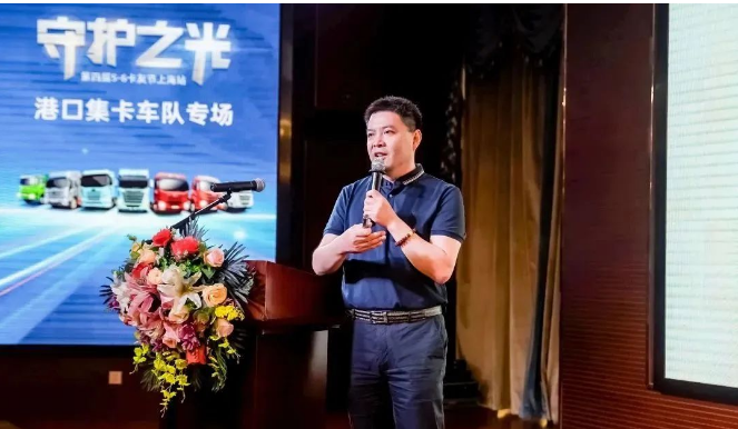 在活動中，雙錢輪胎市場發(fā)展部的錢志強(qiáng)發(fā)表了致辭，分享了雙錢輪胎百年的發(fā)展歷程和品牌的文化理念。他強(qiáng)調(diào)，雙錢輪胎通過智能化工廠和數(shù)字化賦能生產(chǎn)工藝，不僅在國內(nèi)市場上取得了成功，還邁向了國際市場。憑借先進(jìn)的輪胎研發(fā)體系和前沿的新材料應(yīng)用，雙錢輪胎在商用車、乘用車、工程機(jī)械車輛等領(lǐng)域提供覆蓋全面的產(chǎn)品，滿足不同場景下的輪胎需求。