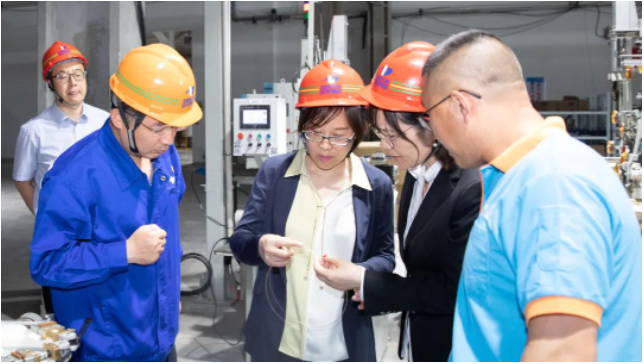 刁青麗在座談會上介紹了中天淮安公司鎮(zhèn)江工廠的生產(chǎn)經(jīng)營情況，并詳細(xì)匯報(bào)了中天淮安項(xiàng)目未來的銷售布局和人才戰(zhàn)略規(guī)劃。她表示，中天淮安項(xiàng)目將繼續(xù)堅(jiān)持"人才強(qiáng)基，科技強(qiáng)企"的發(fā)展戰(zhàn)略，積極與各大產(chǎn)學(xué)研平臺對接，為項(xiàng)目的后續(xù)發(fā)展提供動力。