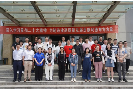 師生們在參觀過程中對利德東方展示的智能工廠建設成果贊嘆不已。南京大學化學化工學院人力資源總監徐霞表示，通過這次參觀，希望能夠加深師生們對利德東方及高分子專業的理解，并為自己的學習計劃明確方向。