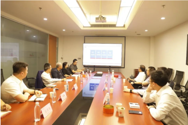 隨后，中策知輪公司智慧事業(yè)部總監(jiān)葛漢向與會領(lǐng)導(dǎo)全面介紹了知輪智慧系統(tǒng)的開發(fā)和應(yīng)用情況。雙方就智慧系統(tǒng)在一汽解放車型上的應(yīng)用以及自研系統(tǒng)的模塊對接展開了深入探討和交流。這為下一步的合作開發(fā)奠定了堅(jiān)實(shí)的基礎(chǔ)，同時也為智慧系統(tǒng)在前裝市場的應(yīng)用打開了新的想象空間。