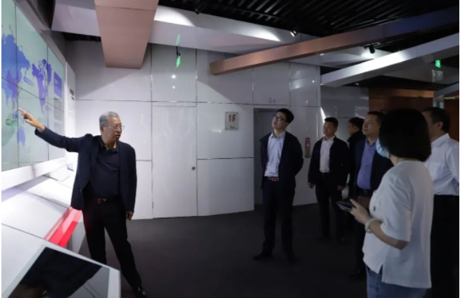 最后，一汽解放的代表一行在中策橡膠銷售公司總經(jīng)理陳實(shí)先生和總經(jīng)理助理王群女士的陪同下參觀了中策橡膠展廳和未來工廠，以了解中策橡膠輪胎產(chǎn)品的技術(shù)實(shí)力和制造實(shí)力。