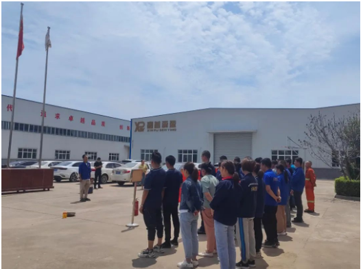 活動中，安全負責人秦方亮傳達了高新區(qū)有關(guān)安全生產(chǎn)的文件精神，并提出了具體要求。首先，他強調(diào)了深入宣傳專項排查整治行動的重要性，推動各租賃戶落實安全責任，要求企業(yè)負責人帶頭組織重大事故隱患排查整治、全員履行安全生產(chǎn)崗位責任、對水、電、器等進行排查整治、進行事故應(yīng)急救援演練以及對企業(yè)生產(chǎn)經(jīng)營活動進行排查整治。