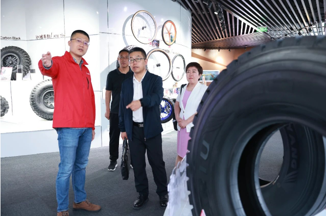 隨后，劉總一行參觀了中策橡膠的未來工廠，深刻感受到數字賦能和智慧制造帶來的新工業浪潮。