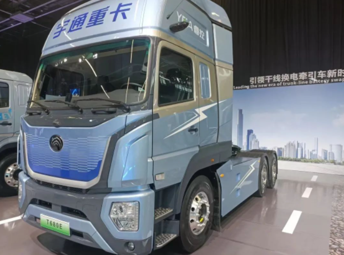 以“科技引領 穩贏未來”為主題的宇通重卡全系新品上市發布會在鄭州隆重舉行。這是一場備受矚目的盛會，吸引了來自各行業的精英人士參與。賽輪集團，作為唯一一家受邀參會的輪胎供應商，為宇通重卡的新品提供了獨家配套服務。