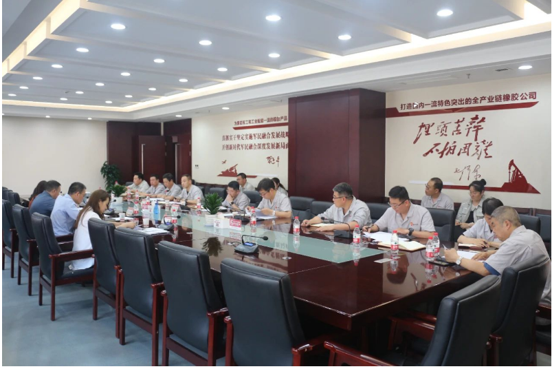 此次督查采用了現(xiàn)場(chǎng)檢查和座談交流相結(jié)合的方式，針對(duì)部分生產(chǎn)單位進(jìn)行了全面細(xì)致的檢查。之后，召開了座談會(huì)。在座談會(huì)上，副總經(jīng)理寧博對(duì)公司當(dāng)前的安全環(huán)保工作進(jìn)行了匯報(bào)，法務(wù)部負(fù)責(zé)人則介紹了公司的法務(wù)工作情況。隨后，張航偉從生產(chǎn)經(jīng)營、安全環(huán)保和法務(wù)工作等方面作了全面綜合的匯報(bào)。