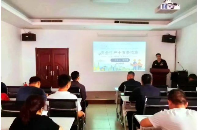 2023年6月是第22個全國“安全生產(chǎn)月”，以“人人講安全，個個會應(yīng)急”為主題，為了加強(qiáng)安全生產(chǎn)宣傳，激發(fā)全體員工的安全意識，邯鄲黑貓?zhí)亢谟邢挢?zé)任公司安全科組織了一場針對安全生產(chǎn)法律法規(guī)的培訓(xùn)活動。