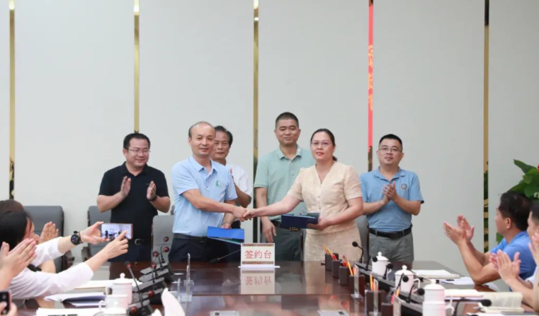 根據(jù)合作協(xié)議，雙方將集中精力研究天然橡膠全產(chǎn)業(yè)鏈的發(fā)展方向、布局和定位，重點關(guān)注生產(chǎn)、加工、保鮮、儲運和品牌等環(huán)節(jié)的關(guān)鍵技術(shù)。此外，他們還將提升一二三產(chǎn)業(yè)的融合發(fā)展水平，為實現(xiàn)可持續(xù)發(fā)展和提高農(nóng)村經(jīng)濟水平提供支持。