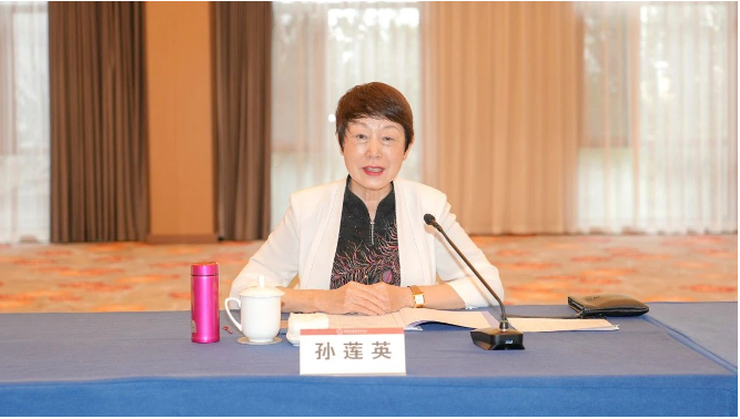 會議總結(jié)中，中國涂料工業(yè)協(xié)會名譽會長孫蓮英指出，2022年兩個委員會的工作成果突出，各位委員為行業(yè)做出了值得表揚的努力。然而，面對前所未有的壓力，行業(yè)面臨更加艱巨的任務(wù)。孫蓮英鼓勵委員們繼續(xù)努力，專注于眼前的工作，并強調(diào)重要工作的堅持和目標，以實現(xiàn)黨的二十大提出的高質(zhì)量發(fā)展和人民美好生活的愿景。