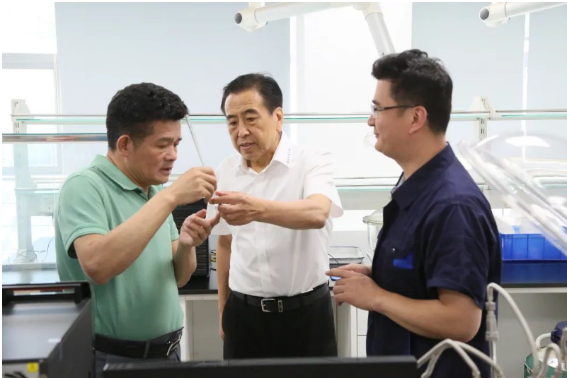 于孟生一行首先參觀了賽輪集團的實驗室和科技展廳，深入了解了該集團在基礎研究、新材料應用、工業互聯網和智能制造等領域的努力和取得的成就。參觀過程中，他們還參觀了賽輪智能制造生產示范線以及賽輪特種胎工廠，對賽輪集團在智能制造和特種胎領域的先進技術和設施給予了高度贊賞。