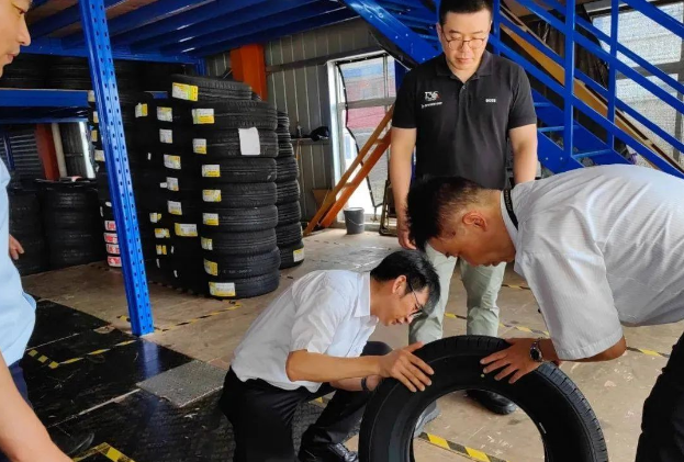 住友橡膠(湖南)有限公司總經理南伸明先生、品質保障部總監田加華先生，鄧祿普輪胎銷售有限公司總經理宮川義宏先生、副總經理宗潘江先生、系統運營部總監孫世浩先生、大區銷售經理尤繼冰先生一行，于近日訪問了利得公司，共同探討行業的發展趨勢并商討行業發展策略。