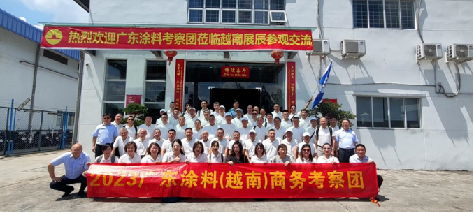 下午，考察團抵達越南展辰，受到了展辰董事長陳冰、越南展辰總經理李旭汕和越南展辰常務副總經理王波的熱情歡迎。陳冰代表協會和展辰新材簡要介紹了越南展辰的情況。越南展辰是展辰新材在海外投資的第一個工廠，主要生產油性涂料和UV涂料，廣泛應用于套房家具和櫥柜領域。據介紹，越南展辰已成為展辰國際化的重要窗口，近年來營業額逐年增長，2022年銷售規模已超過2億，員工人數超過150人，其中中籍員工50余人，越籍員工100余人。