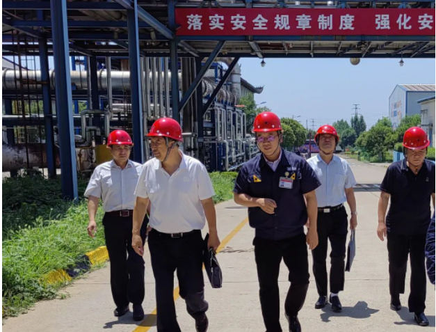 河北省總勞動和經濟工作部二級調研員郝建良與勞動和經濟工作部副部長董亮日前前往河北邯鄲市黑貓炭黑有限公司，對該公司舉辦的“防風險、查隱患、保安全”安全生產百日競賽活動進行了調研。