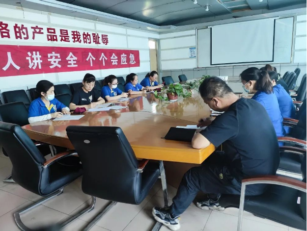 活動伊始，集團副總趙新利和安全總監(jiān)孫明國相繼參加了各工廠的“安全生產(chǎn)月”動員大會，并發(fā)表了重要講話。會議結(jié)束后，與會人員紛紛在橫幅上簽名，標志著“安全生產(chǎn)月”活動正式拉開序幕。隨后，華盛橡膠集團的各個工廠相繼舉行了盛大的啟動儀式。