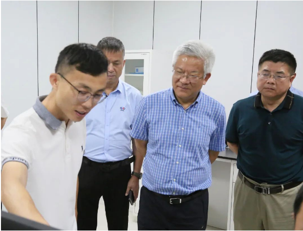 臨工重機副總經(jīng)理李連剛、王仁賓，總經(jīng)理助理盧立強，數(shù)字化研究院院長童偉，高機制造技術研究院院長劉志軍，礦機制造技術研究院院長蔣周偉，生產綜合部經(jīng)理劉月昌，金利集團董事長徐小龍，副總裁王玉寶，油缸制造部部長李夢龍共同參觀了賽輪集團。這次參觀為雙方進一步加強合作提供了重要的契機。