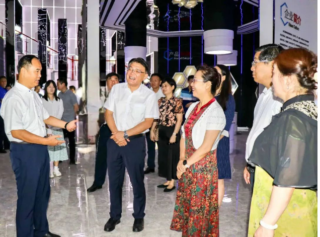 濟(jì)寧市政協(xié)副主席、市工商聯(lián)主席李敬一行于7月19日到訪(fǎng)山東濱澳電線(xiàn)電纜有限公司，對(duì)企業(yè)的發(fā)展和創(chuàng)新工作進(jìn)行了調(diào)研指導(dǎo)。此次調(diào)研活動(dòng)得到了濱州市政協(xié)副主席侯學(xué)峰、市政協(xié)黨組成員甄恩如以及園區(qū)領(lǐng)導(dǎo)的陪同。
