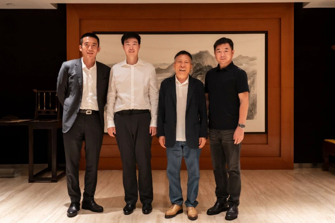 江蘇興達(dá)鋼簾線(xiàn)有限公司副總經(jīng)理劉濤攜杭友明一行蒞臨華勤集團(tuán)進(jìn)行考察交流。華勤集團(tuán)黨委書(shū)記牛宜順與總經(jīng)理牛飛熱情接待了這次重要的訪(fǎng)問(wèn)。