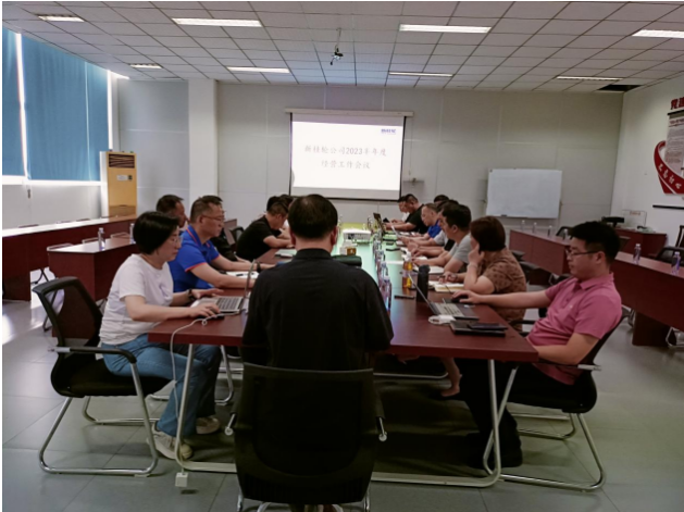 廣西新桂輪橡膠有限公司召開了2023年中總結(jié)會(huì)，聽取了各部門上半年的工作情況總結(jié)與下半年的工作計(jì)劃。會(huì)議充滿信心地明確了公司下半年及未來幾年的工作目標(biāo)和方向。