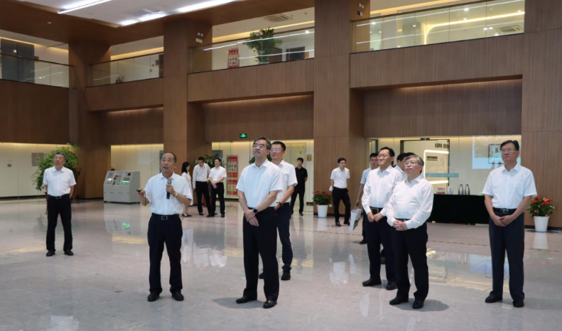 山東省委常委、省政府副省長曾贊榮率領代表團蒞臨金能化學進行參觀考察。