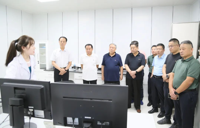 山東省道路運輸協會會長孫慶民攜帶代表團一行訪問賽輪集團。賽輪集團總裁謝小紅親自接待了這位重要的客人，并帶領他們參觀了集團總部。