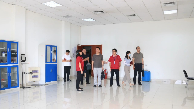 山東省東營市科技局四級調(diào)研員王新俊，市科技局農(nóng)社科科長、機(jī)關(guān)黨委負(fù)責(zé)人楊行德，市科技局高新科負(fù)責(zé)人馬向明等領(lǐng)導(dǎo)到萬達(dá)寶通輪胎公司進(jìn)行了深入調(diào)研和指導(dǎo)工作。墾利區(qū)科技局黨組書記、局長張鵬，區(qū)科技局研究室主任張芳芳陪同。