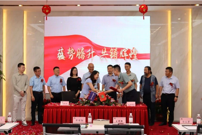 最后，在九環機械股份有限公司總裁辛程勛和青島泰凱英專用輪胎股份有限公司黨委書記郭永芳的共同見證下，雙方的代表上臺進行了正式簽約。這一重要時刻在熱烈的掌聲中完成，象征著兩家企業正式啟動全新的合作篇章。